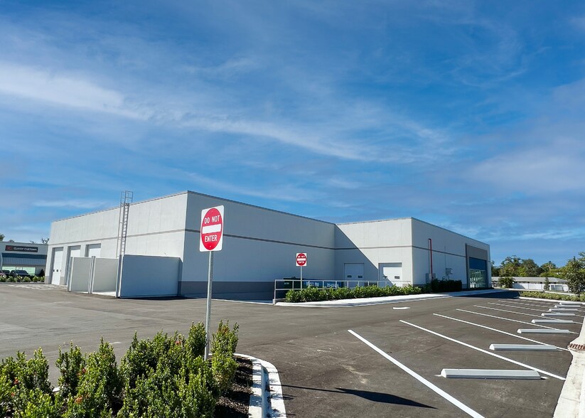 More Photos Of 6935 E 15th St, Sarasota Light Distribution For Lease