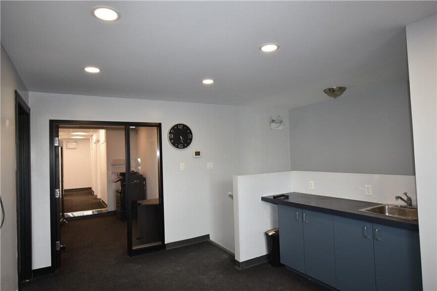 More Photos Of 2627 Edinburgh Pl, Ottawa Warehouse For Lease