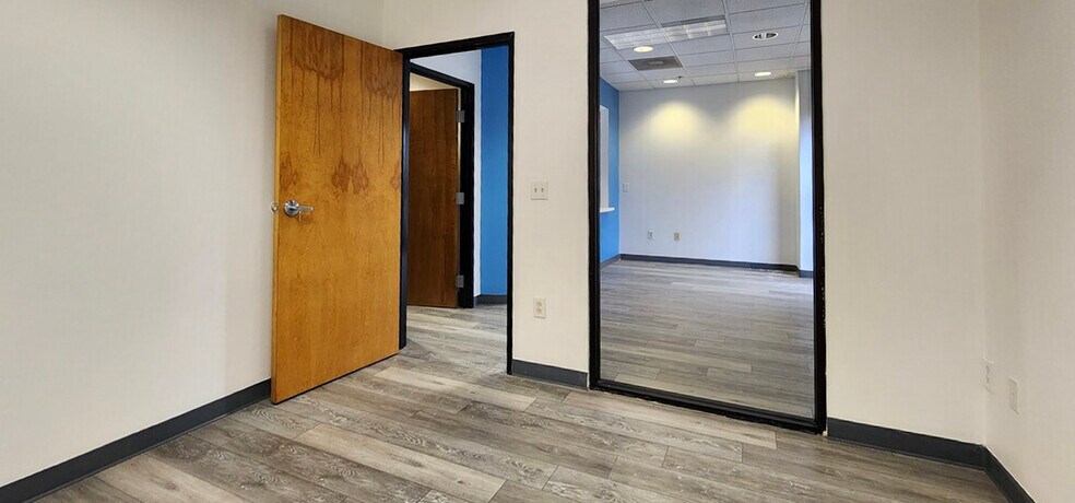 More Photos Of 7678 E Greenway Rd, Scottsdale Light Distribution For Lease