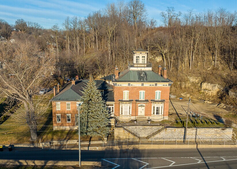 More Photos Of 399 Sinsinawa Ave, East Dubuque Specialty For Sale