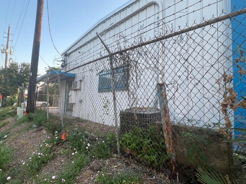 More Photos Of 6730 Wilcrest Dr, Houston Auto Repair For Lease