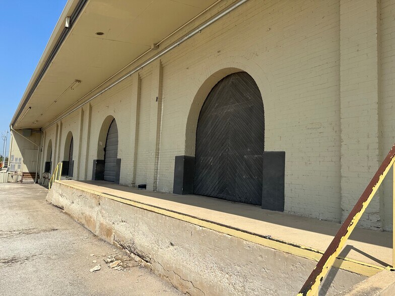 Primary Photo Of 200-232 W New Braunfels St, Seguin Warehouse For Lease
