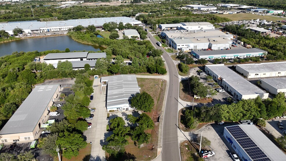 More Photos Of 1052-1060 Endeavor Ct, Nokomis Warehouse For Lease