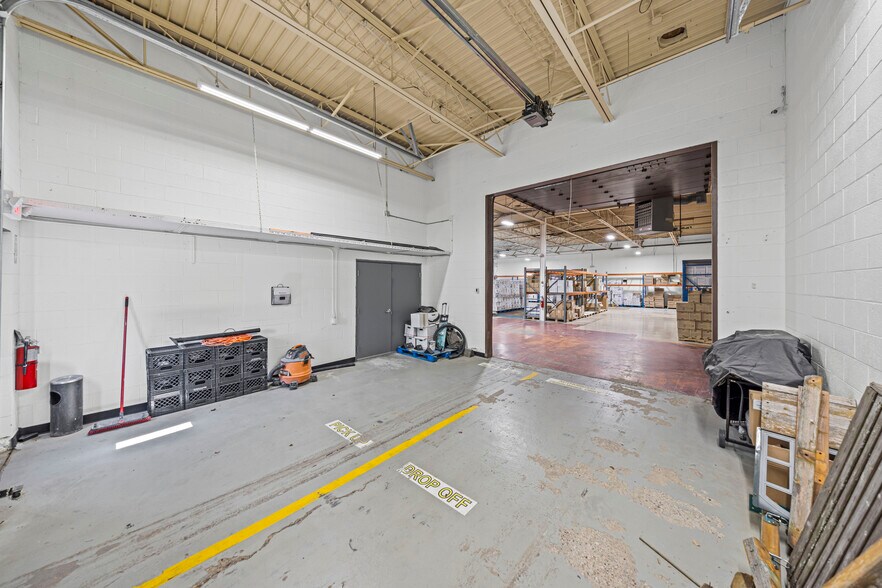 More Photos Of 23936 Industrial Park Dr, Farmington Hills Warehouse For Sale