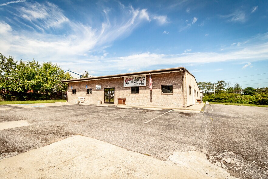 Primary Photo Of 3501 Park Plaza Rd, Paducah Bar For Sale