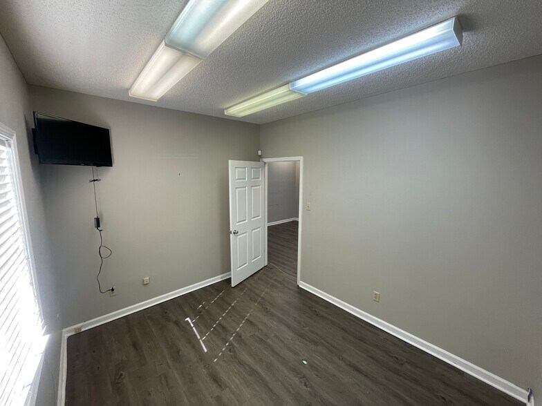 More Photos Of 269 Germantown Bend Cv, Cordova Office For Lease