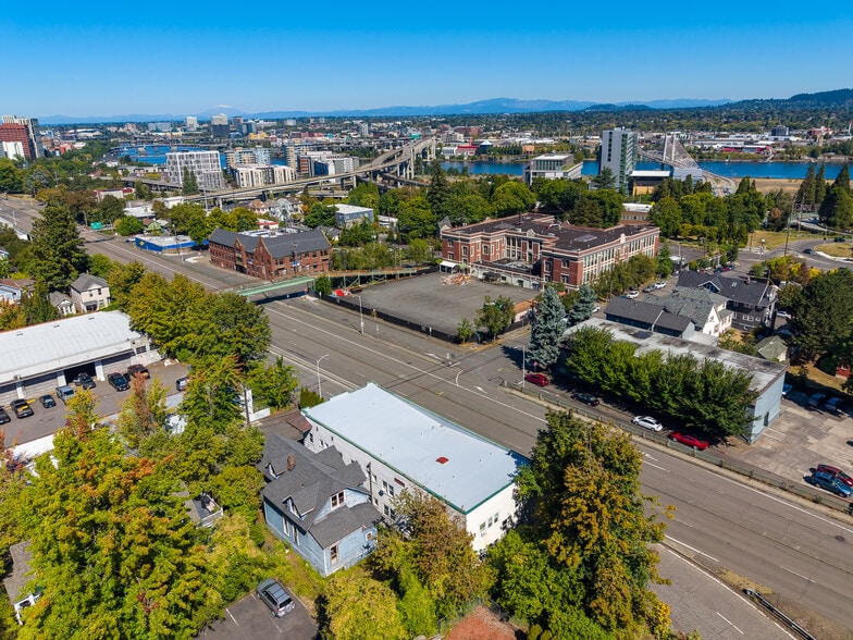 More Photos Of 16 SW Porter St, Portland Apartments For Sale