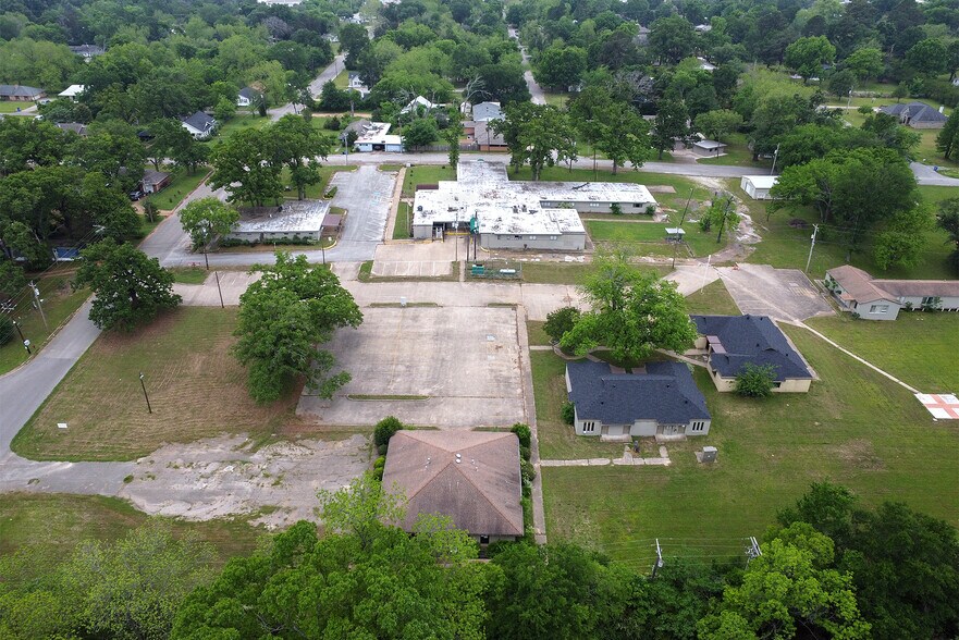More Photos Of 707 N Waldrip St, Grand Saline Hospital For Sale