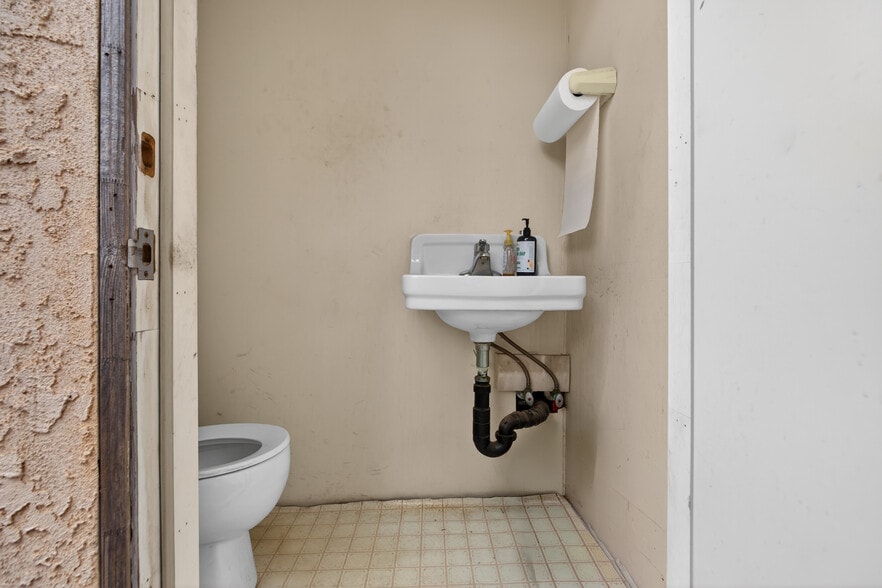 More Photos Of 4160 Verdugo Rd, Los Angeles Office For Lease