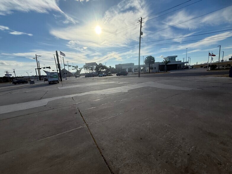 More Photos Of 2214 Leopard St, Corpus Christi Freestanding For Sale