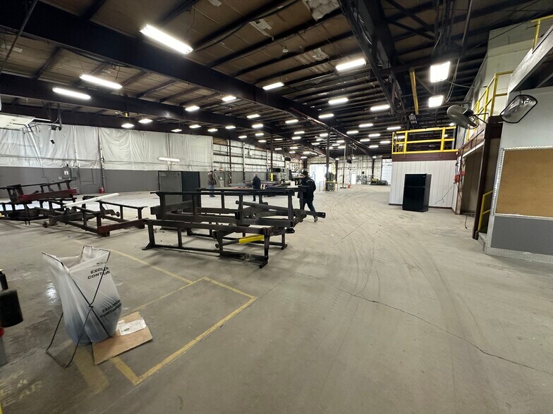 More Photos Of 1701 W County Line Rd, Springfield Manufacturing For Lease