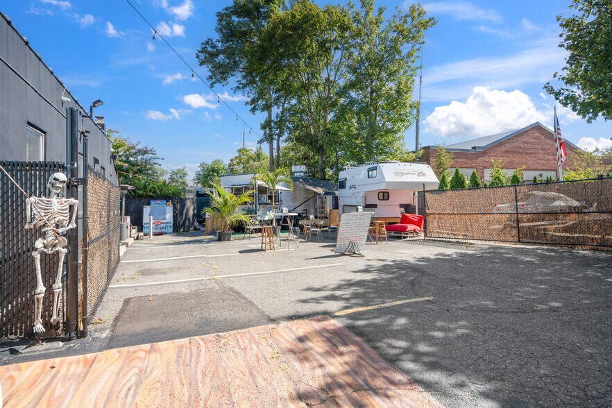 More Photos Of 20 Ackerson St, Bay Shore Freestanding For Sale