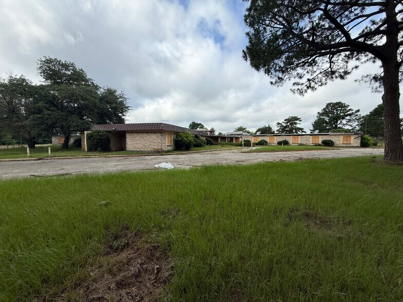 More Photos Of 2901 County 2347 rd, Tyler Dormitory For Sale