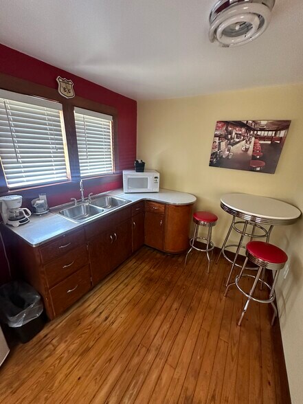 More Photos Of 901 E Washington St, Cuba Hotel For Sale