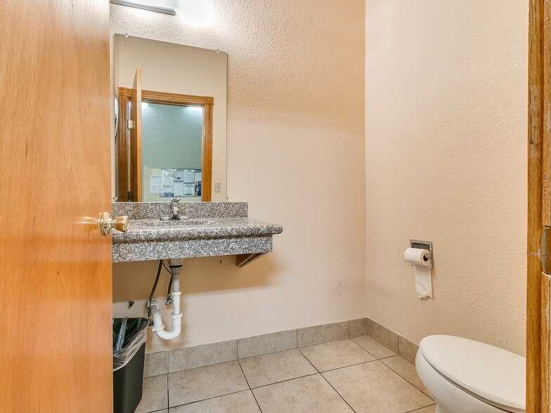 More Photos Of 2124 S Shadowlake, Oklahoma City Medical For Lease