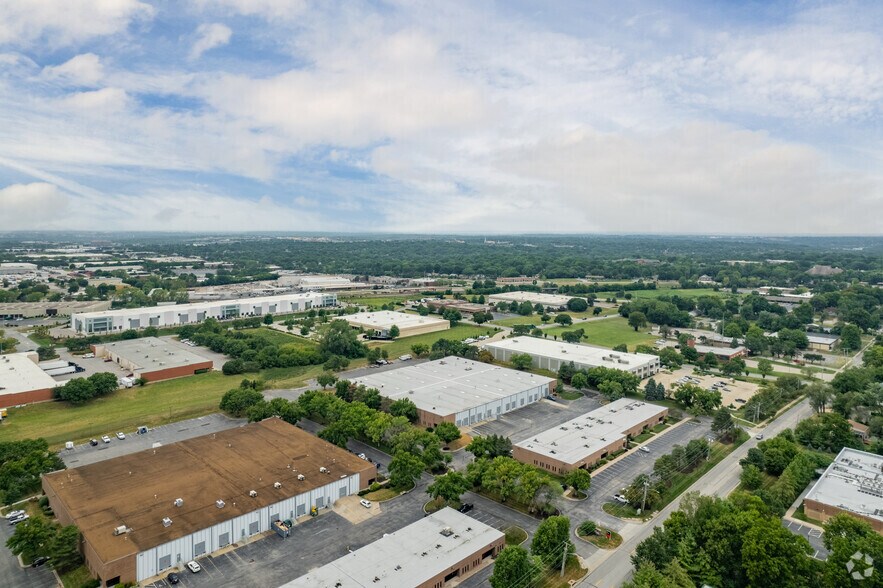 More Photos Of 9734-9742 Pflumm Rd, Lenexa Warehouse For Lease