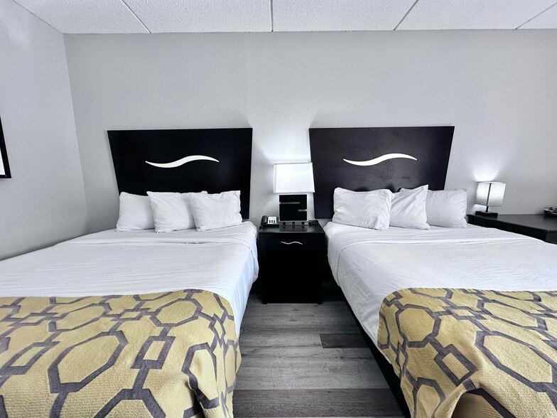 More Photos Of 2075 Highway 192 W, London Hotel For Sale