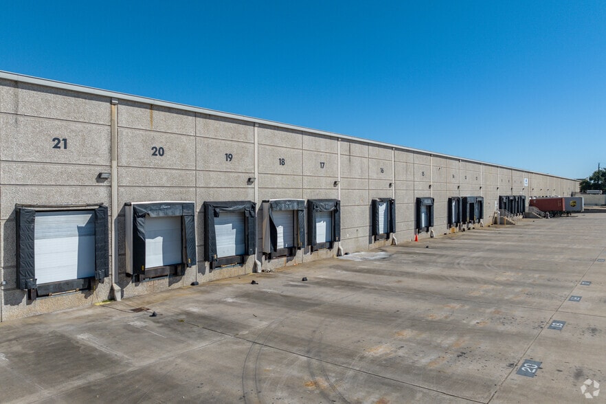 More Photos Of 1111-1113 Gillingham Ln, Sugar Land Distribution For Lease