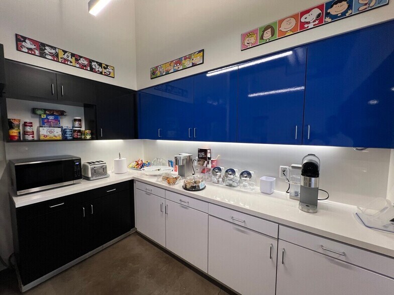 More Photos Of 3220 Winona Ave, Burbank Research And Development For Lease