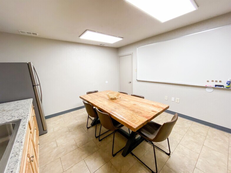 More Photos Of 916 S Locust St, Denton Warehouse For Lease