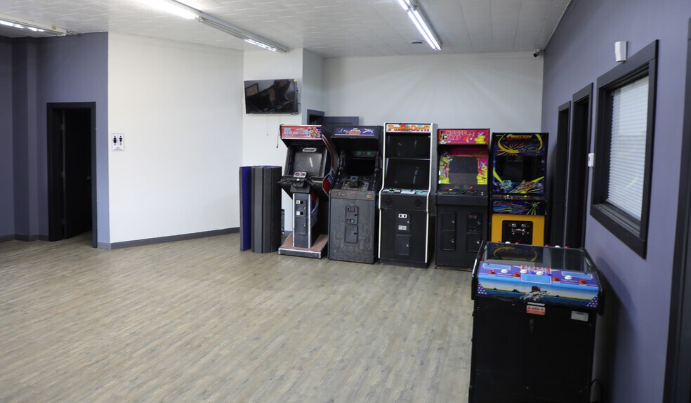 More Photos Of 101 4th St, Estevan Showroom For Sale