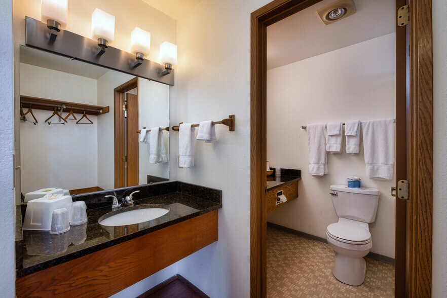 More Photos Of 906 9th St, Anacortes Hotel For Sale