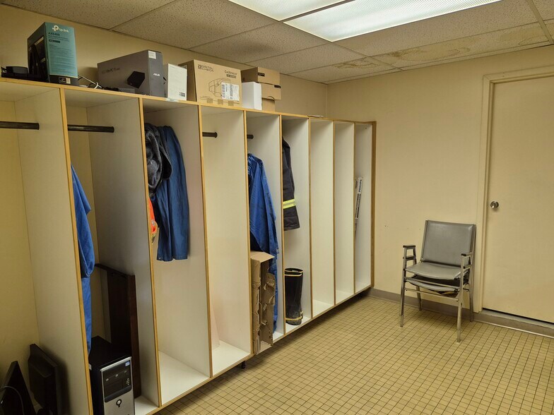 More Photos Of 280 Centre St, Petrolia Manufacturing For Lease