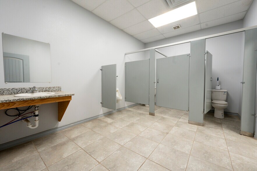 More Photos Of 1508 County Road 1105, Midland Warehouse For Lease