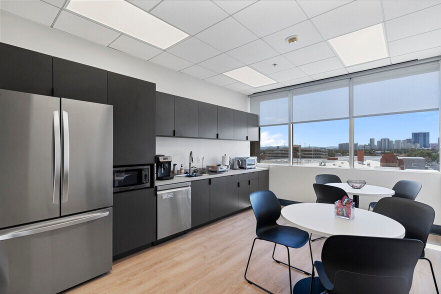More Photos Of 701 Bridger Ave, Las Vegas Office For Sale