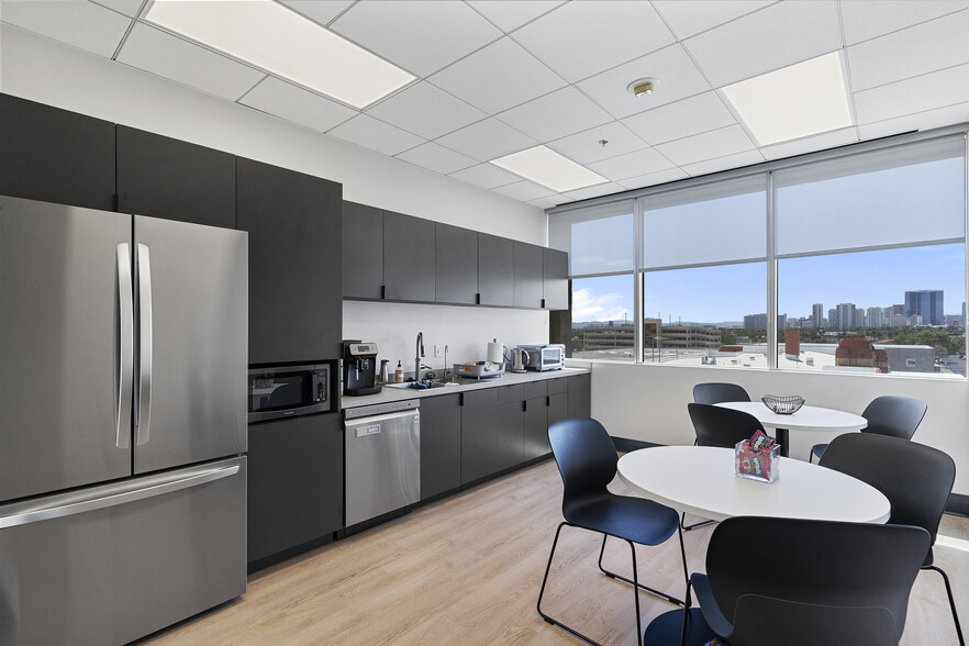 More Photos Of 701 Bridger Ave, Las Vegas Office For Sale