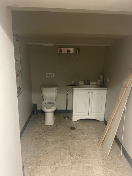 More Photos Of 2816 N Lincoln Ave, Chicago General Retail For Sale