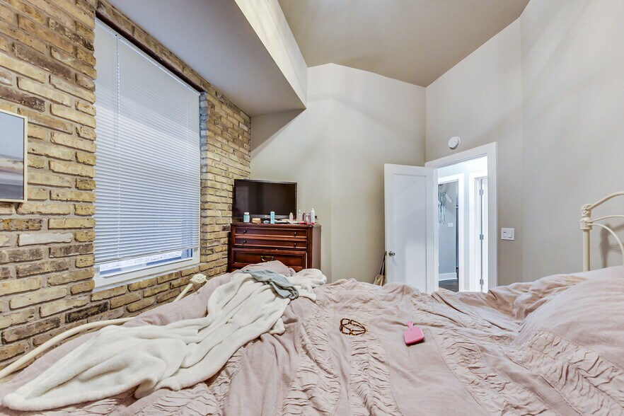 More Photos Of 2723 N Halsted St, Chicago Bar For Sale