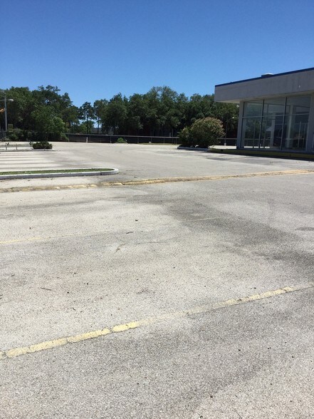 More Photos Of 16800 Feather Craft Ln, Houston Auto Dealership For Lease