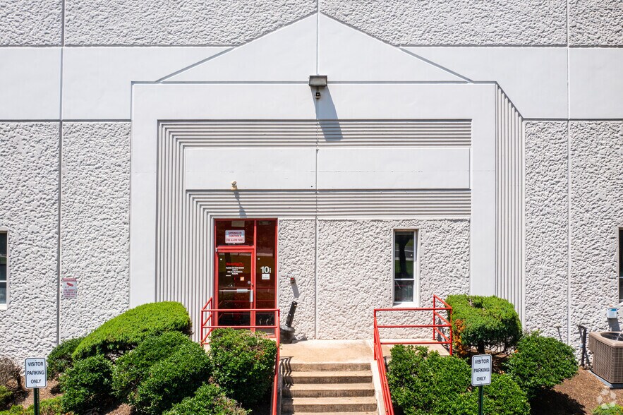 More Photos Of 10 Runway Rd, Levittown Warehouse For Lease