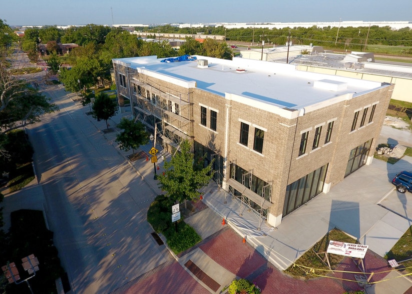 More Photos Of 409 N Oak St, Roanoke Storefront Retail Office For Lease