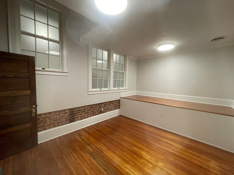 More Photos Of 121-129 N Main St, Mooresville Storefront Retail Office For Lease