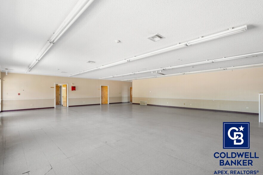 More Photos Of 302 Lincoln Park Dr, Cleburne Medical For Sale