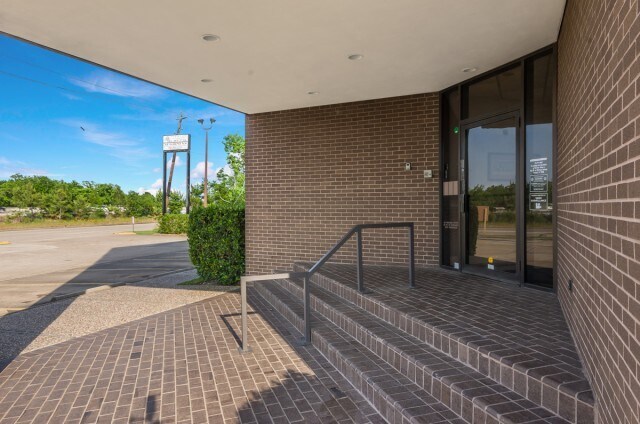 More Photos Of 13850 Gulf Fwy, Houston Office For Lease