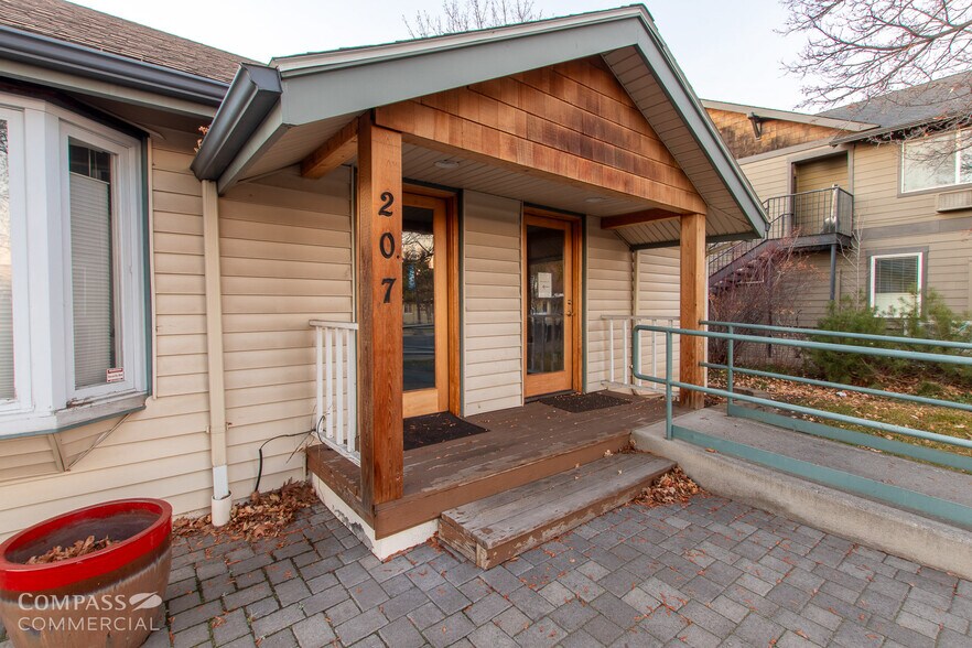 More Photos Of 207 NW 6th St, Redmond Medical For Sale