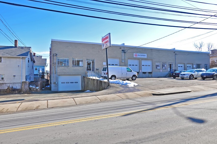 More Photos Of 194-196 Newton St, Waltham Warehouse For Lease