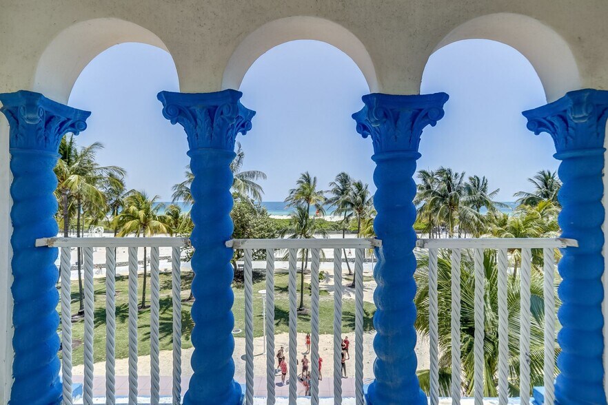 More Photos Of 820 Ocean Dr, Miami Beach Restaurant For Sale