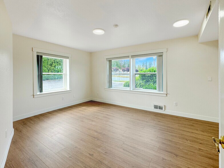 More Photos Of 902 E Maple St, Arlington Medical For Sale