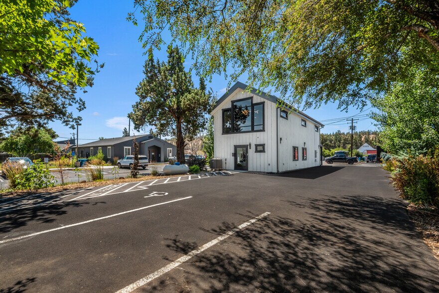 More Photos Of 64678 Cook Ave, Bend General Retail For Sale