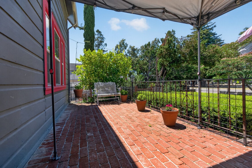 More Photos Of 530 N Cloverdale Blvd, Cloverdale Specialty For Sale
