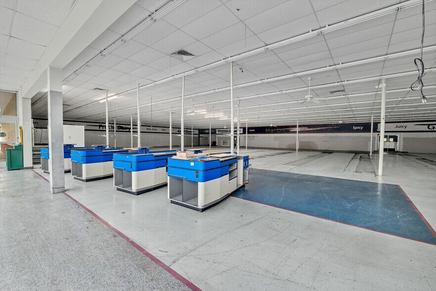 More Photos Of 510 Glade st, Glade Spring Supermarket For Sale
