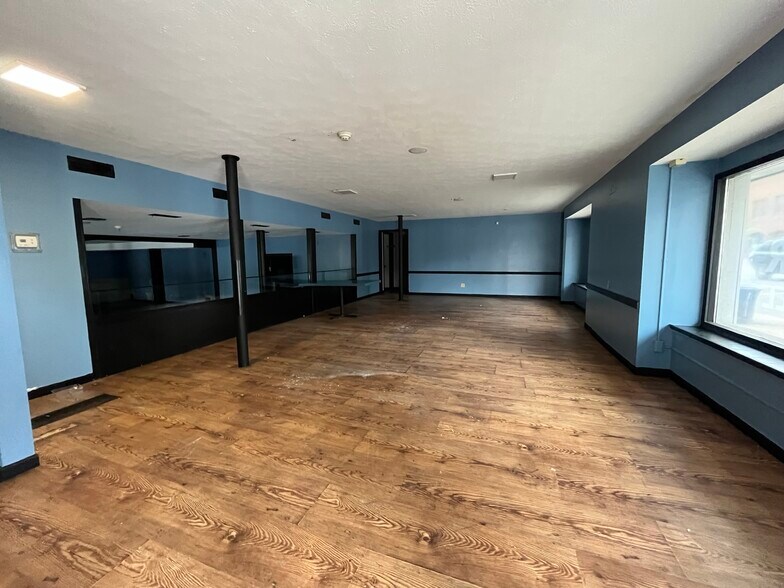 More Photos Of 102 Lincolnway E, Mishawaka Storefront For Lease