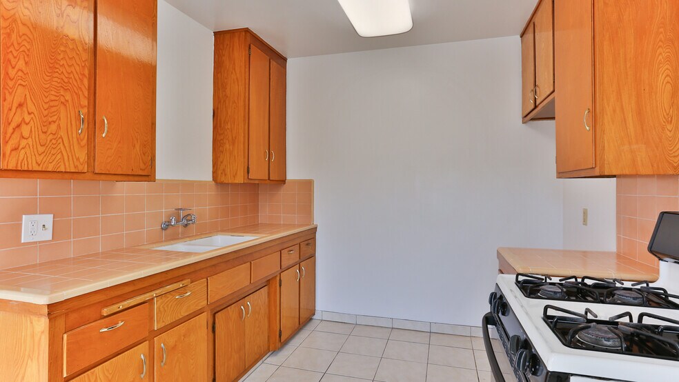More Photos Of 14412 S Berendo Ave, Gardena Apartments For Sale