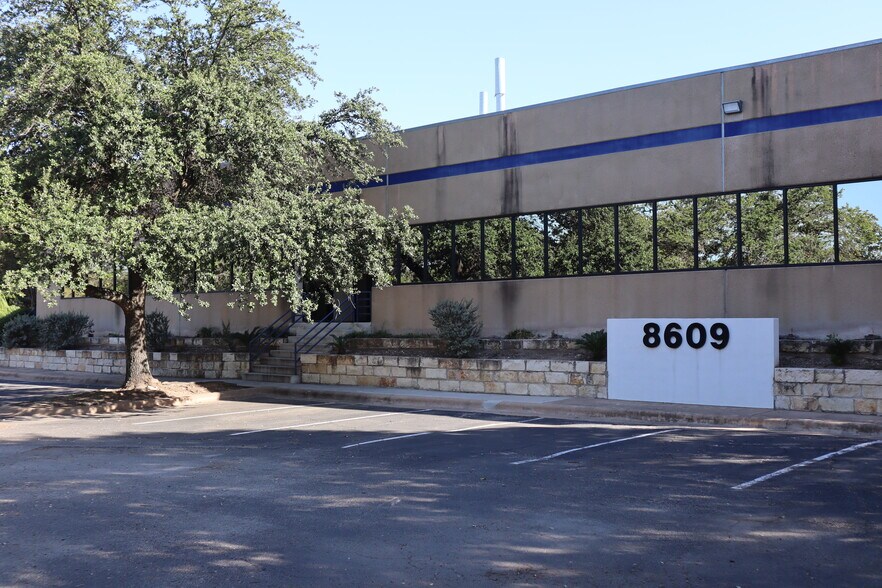 More Photos Of 8609 Cross Park Dr, Austin Office For Lease