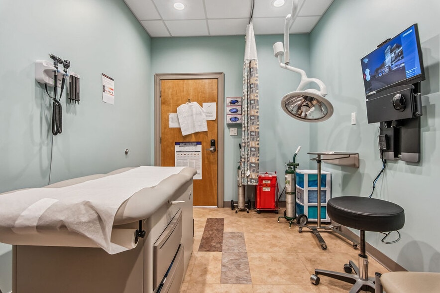 More Photos Of 4275 Western Blvd, Jacksonville Medical For Sale