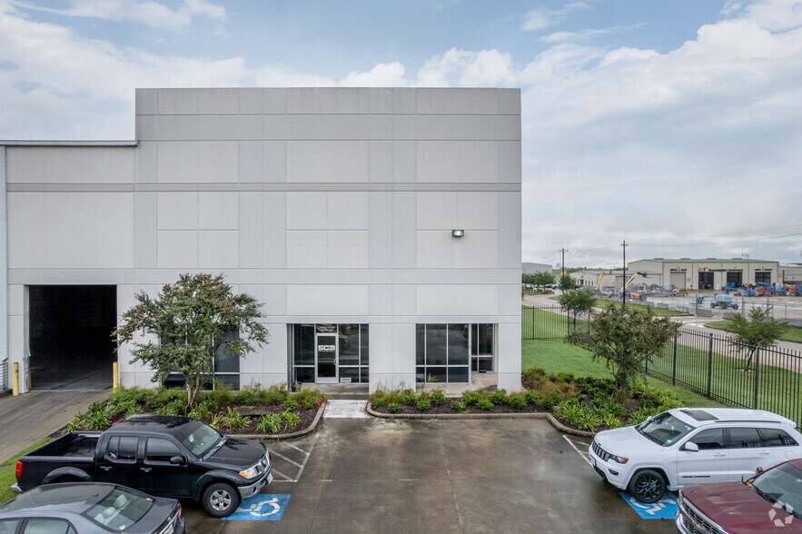 More Photos Of 4331 Underwood Rd, Pasadena Distribution For Lease